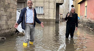 Yüksekova'da sağanak yağışta evler sular altında kaldı