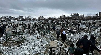 Yüksekova'da vatandaşlar mezarlıklara akın etti