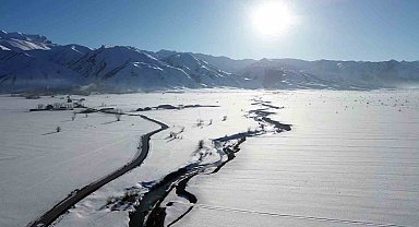 Yüksekova'nın kar altındaki menderesleri mest etti