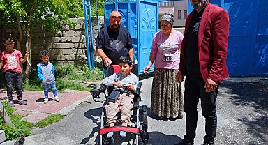 10 yaşındaki Miraç akülü sandalyesine kavuştu