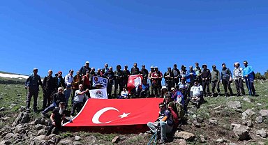 19 Mayıs için karlı dağlarda yürüdüler