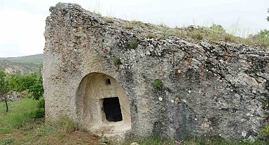 2 bin yıllık kaya mezarları görenleri şaşırtıyor
