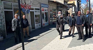 71 yaşındaki Zeki Boztepe gençlere taş çıkardı