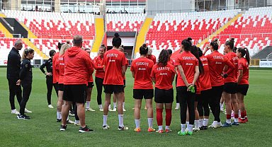 A Milli Kadın Futbol Takımı, Azerbaycan maçı hazırlıklarını tam kadro sürdürdü