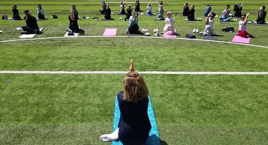 Açık havada yoga ve meditasyon etkinliği düzenledi