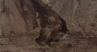 AFAD'ın kontrolünde boş alanda meydana gelen toprak kayması cep telefonu kamerasına yansıdı