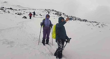 Ağrı Dağı kadın dağcılara geçit vermedi