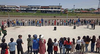 Ağrı'da Geleneksel Çocuk Oyunları Şenliği ile unutulan oyunlar canlandı