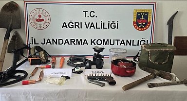 Ağrı'da kaçak kazı yapan şahıslar uyuşturucu ve silahlar yakalandı