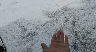 Ağrı'da mayıs ayında kar yağışı köyü kışa döndürdü