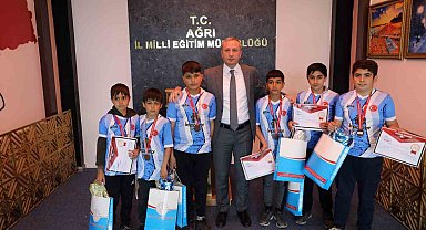 Ağrı'da Milli Eğitim Müdürü başarılı öğrencileri tebrik etti