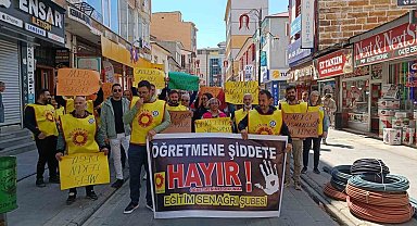 Ağrı'da öğretmenler "Şiddete Dur" demek için bir araya geldi