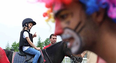 Ahıskalı çocuklar ilk kez at binmenin heyecanını yaşadı