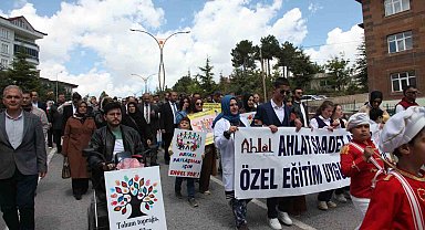 Ahlat'ta engelliler için farkındalık yürüyüşü
