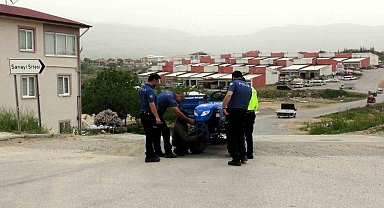 Aracı arızalanan yaşlı sürücünün yardımına polisler yetişti
