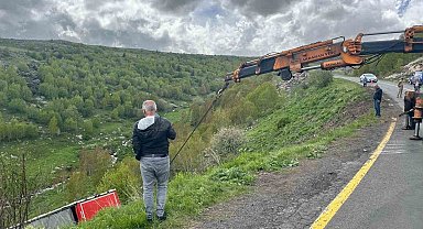 Ardahan'da virajı alamayan tır şarampole yuvarlandı