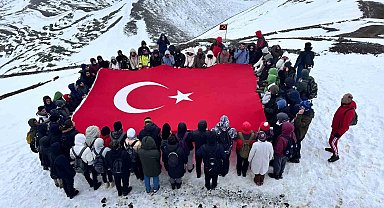 Atatürk Üniversitesi öğrencileri Palandöken'e tırmandı