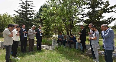 Aytar, kabri başında anıldı