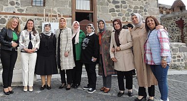 Azime Çiftçi, Melek Öğretmeni yalnız bırakmadı