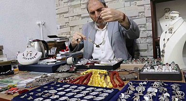 Baba mesleğini sürdürerek köylerden topladığı antika eşyaları satıyor