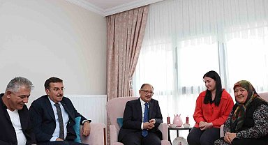 Bakan Özhaseki, depremzede Özgür ailesine misafir oldu