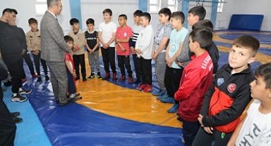 Başarılı güreşçiler ödüllendirildi