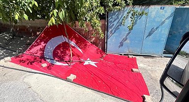 Bayrağı yere serip dutların düşmesini beklediler