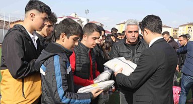 Bingöl'de öğrencilere malzeme desteği