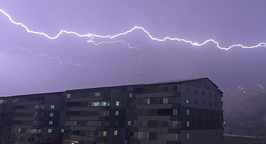 Bitlis'te şimşekler geceyi aydınlattı