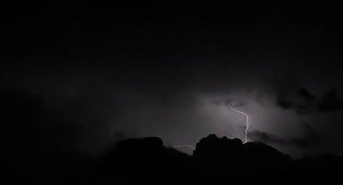 Bitlis'te şimşekler geceyi aydınlattı