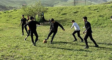 Boş arazide kıran kırana top oynayan gençler futbol sahası istiyor