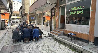 Bu kahvehanede 7'den 70'e herkes satranç oynuyor