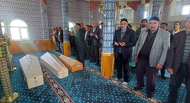 Bursa'da babaları tarafından öldürülen 3 kardeş Erzurum'da toprağa verildi
