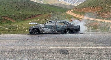 Çatak'ta seyir halindeki otomobil yandı