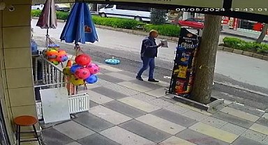 Cips çalmaya çalışan karga dükkan sahibine yakalanınca kaçtı