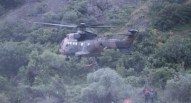 Dağda ağaçtan düşerek yaralanan kadının yardımına Mehmetçik koştu