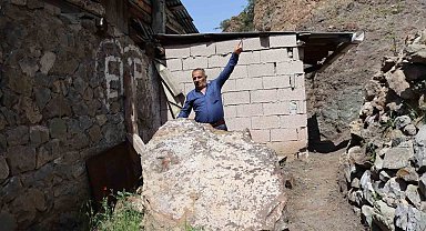 Dağdan kopan kayalar korkutuyor