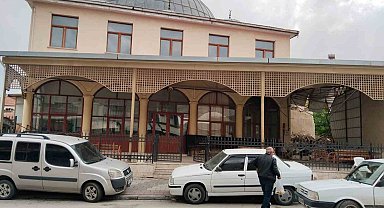 Depremde hasar alan tarihi cami ayağa kaldırılıyor