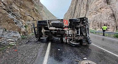 Dondurma nakil aracı devrildi: 2 yaralı