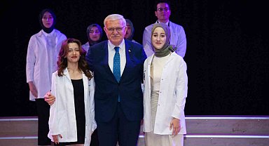 Eczacılık Fakültesinin birinci ve ikinci sınıf öğrencileri beyaz önlük giydi