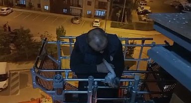 Elazığ'da çatı arasında sıkışan güvercini itfaiye ekipleri kurtardı