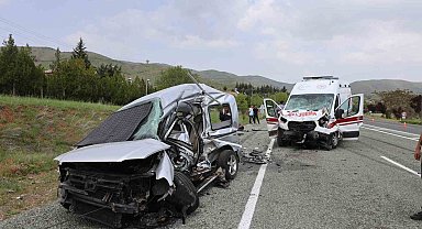 Elazığ'da feci kaza: Ambulans ile hafif ticari araç çarpıştı 2'si polis 6 yaralı