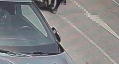 Elazığ'da motosikletin kadına çarpması güvenlik kameralarına yansıdı