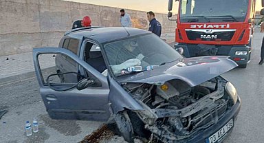 Elazığ'da otomobil duvara çarptı: 2 yaralı