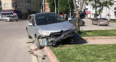 Elazığ'da otomobil refüje çıktı