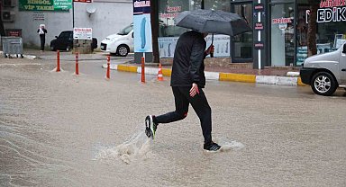 Elazığ'da sağanak hayatı felç etti