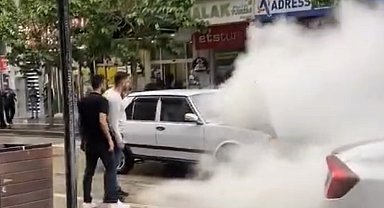 Elazığ'da seyir halindeki otomobil alev aldı