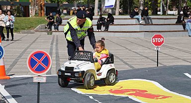 Elazığ'da Trafik Haftası etkinliklerinde çocuklar doyasıya eğlendi