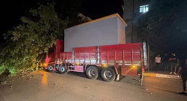 Elazığ'da trafo kulübesi yüklü tır ağacı devirdi: 1 yaralı