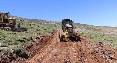 Elazığ'da yayla yolu yapım çalışmaları sürüyor